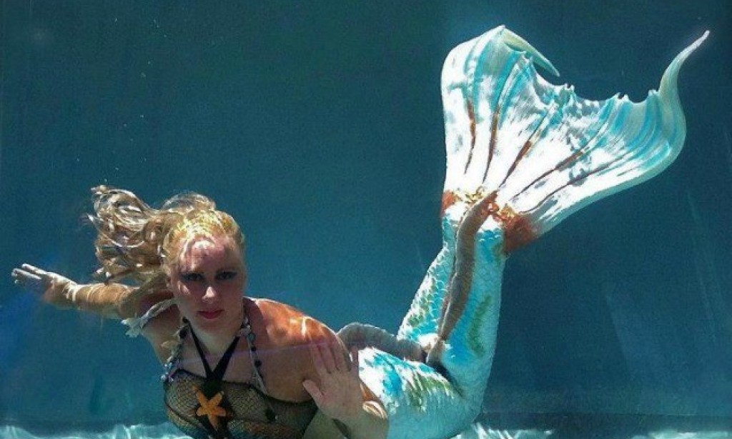 Ova djevojka kaže da je sirena, pod vodom izrdži i do 5 minuta