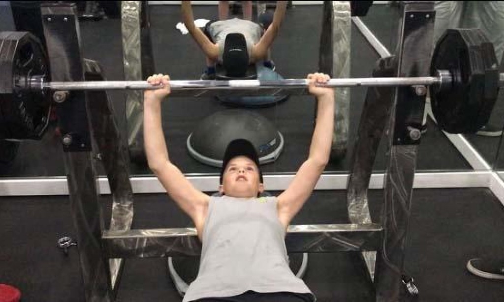 Djeca treba da izbjegavaju dizanje utega jer neće narasti! Da li je to stvarno tako?