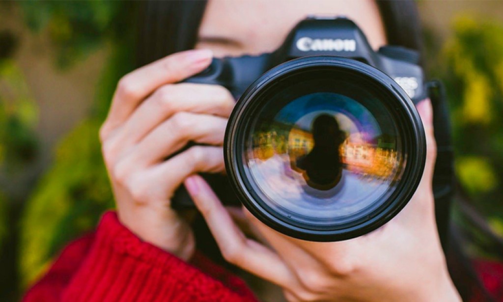 Porodica plaća blizu 80 hiljada funti godišnje fotografu da ih prati na putovanjima