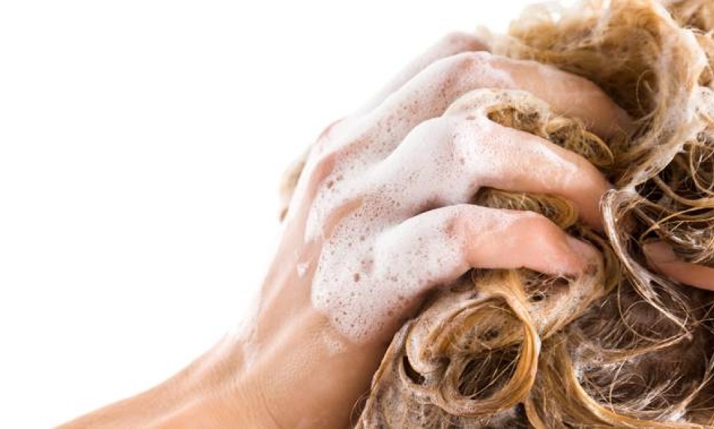 Ispirajte kosu jabukovim sirćetom: Rezultati će vas oduševiti!