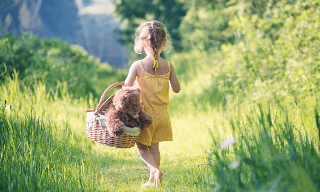 Evo zašto je dobro pustiti djecu da češće hodaju bosa