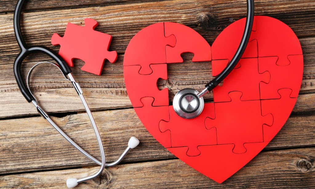 Slomljeno srce zaista postoji: Koji su simptomi i načini liječenja?