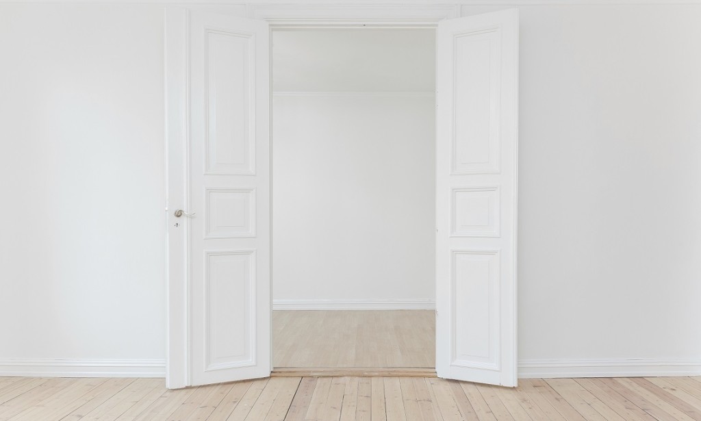 Sobna vrata sa staklom – zašto su dobro rešenje za svaki enterijer?