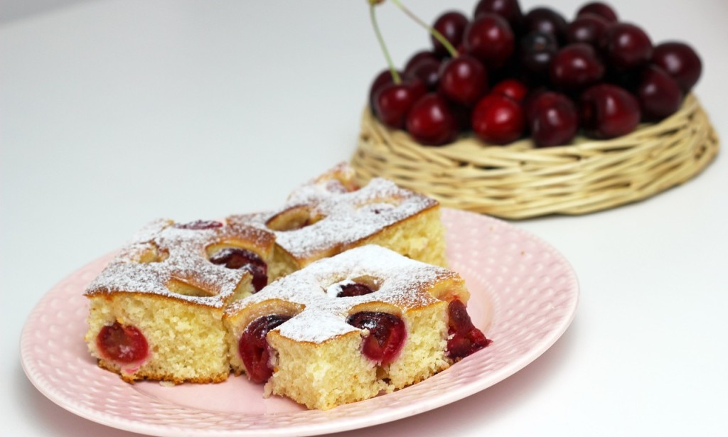 Preukusni starinski kolač sa višnjama koji će vas oduševiti