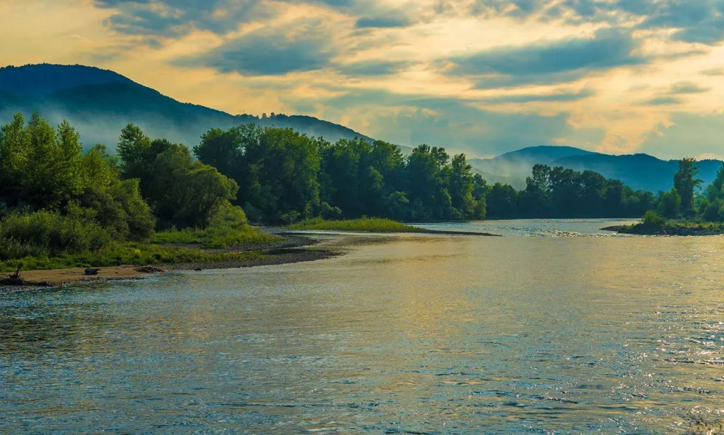 5 Razloga Zašto je Tok Reke Drine Pravo Mesto za Odmor