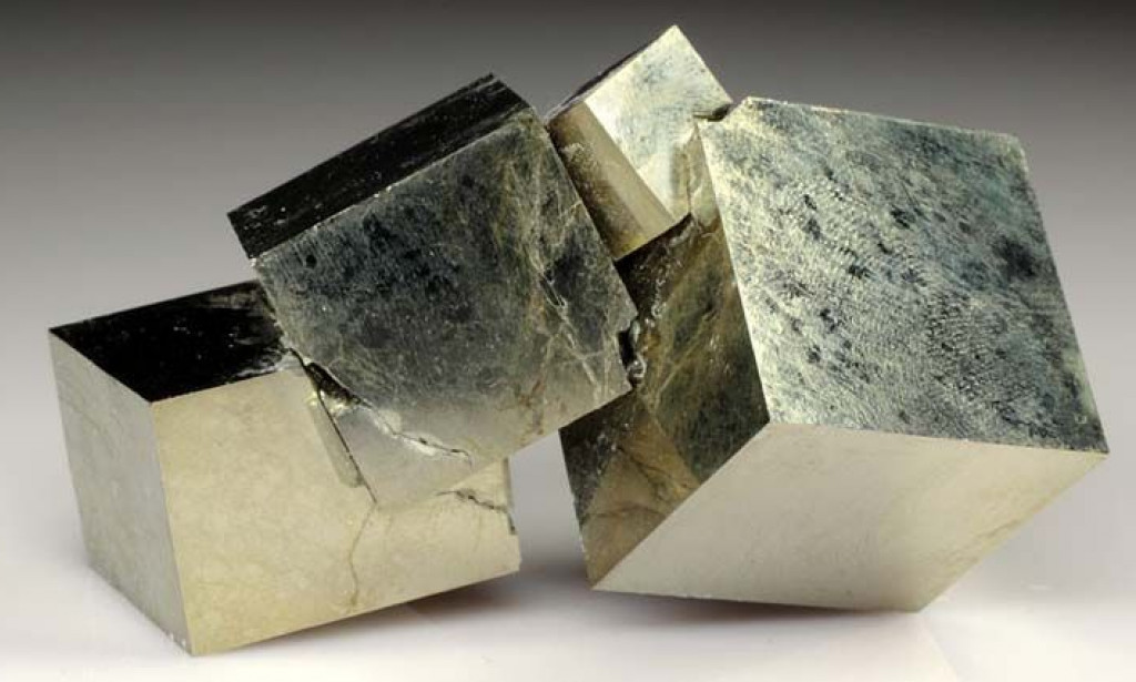 Pirit, prirodni mineral koji sadrži željezo, poznat je i kao "demirni kamen" ili "zlato budala"