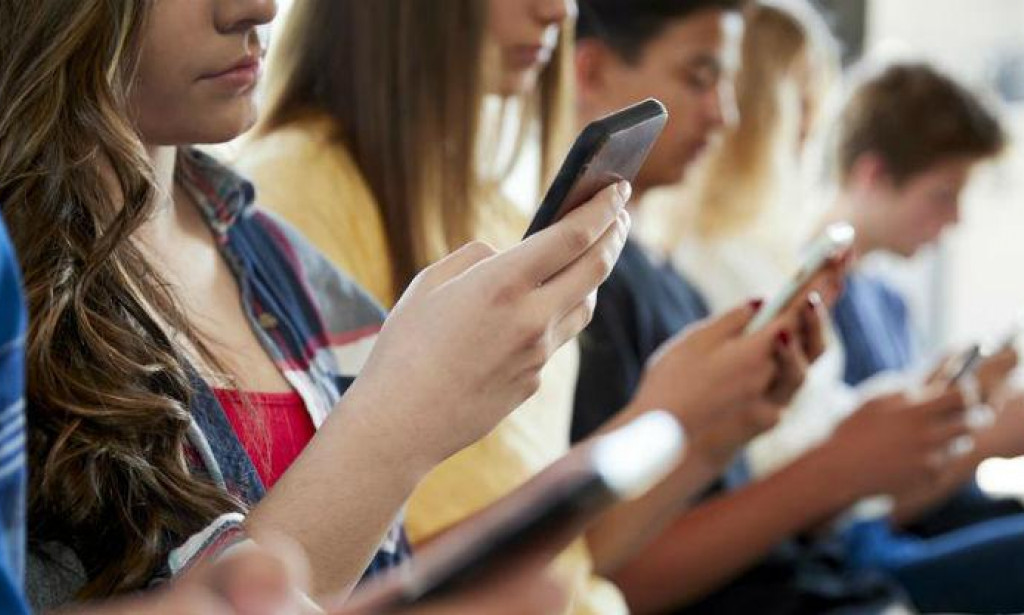 Ovisnost o ekranima utiče na mentalno zdravlje tinejdžera: Kako je prepoznati i pomoći