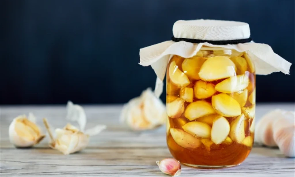 Čudesna kombinacija: Upotreba, koristi i potencijalne nuspojave bijelog luka i meda