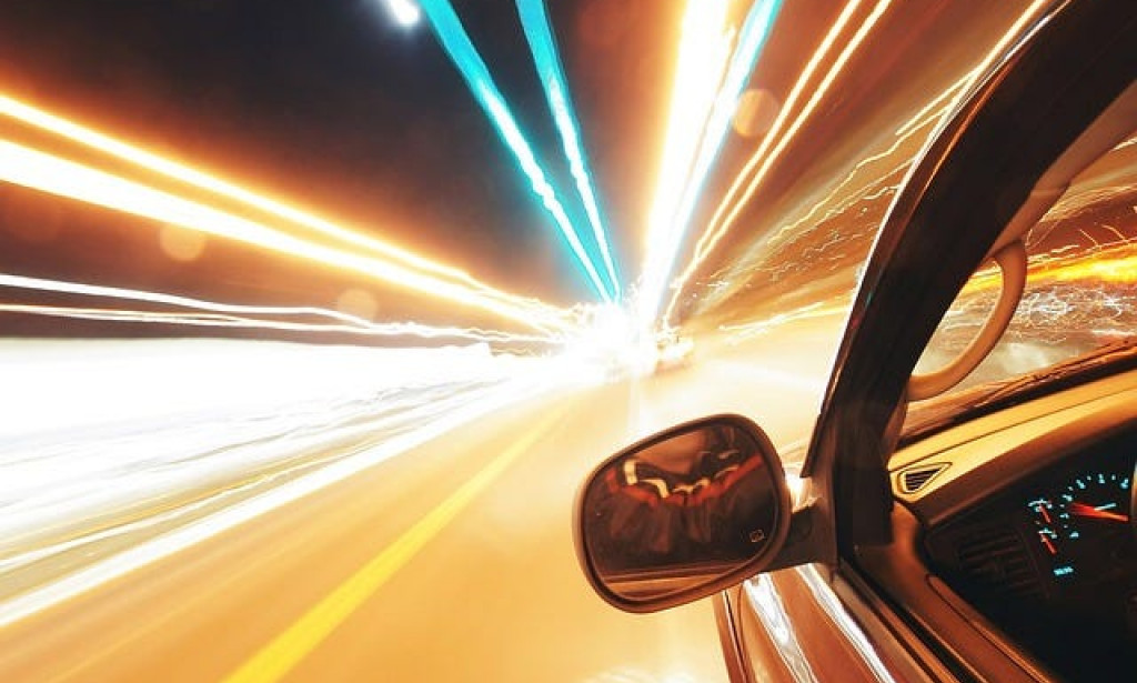 Putovanje Brže od Svjetlosti: Vizuelni Paradoksi i Kršenje Zakona Prirode